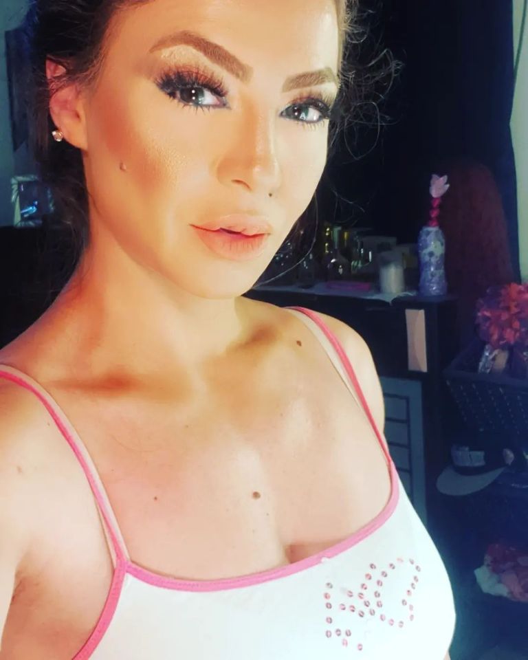 دوللي شاهين