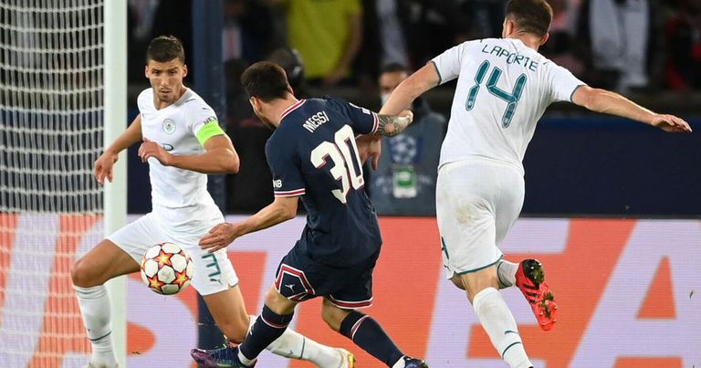ليونيل ميسي يسجل أول أهدافه مع باريس سان جيرمان ضد مانشستر سيتي ليونيل ميسي يحمل الكرة الذهبية 2021