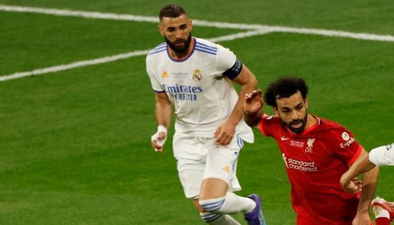 محمد صلاح وكريم بنزيما ليونيل ميسي يحمل الكرة الذهبية 2021