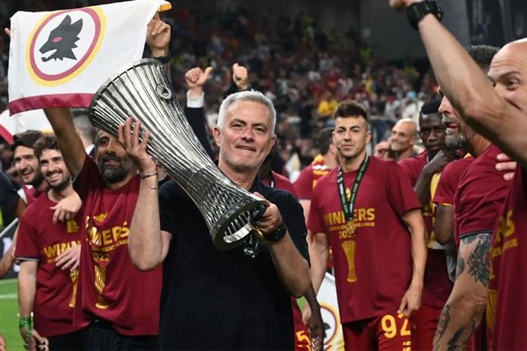 مورينيو قاد روما للقب دوري المؤتمر الأوروبي جوزيه مورينيو مدرب روما