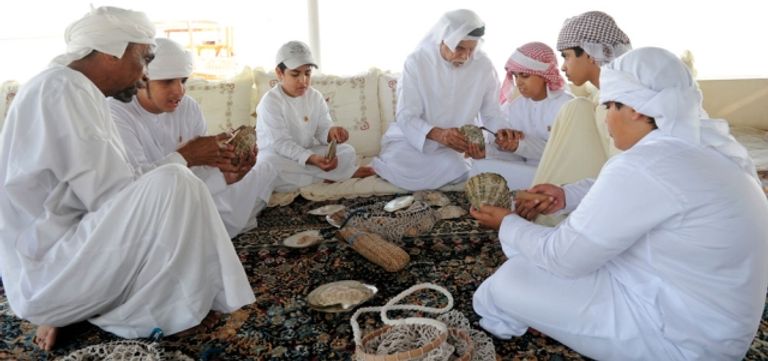 السنع الإماراتي يحفظ عادات وموروثات واظب عليها الأجداد - أرشيفية