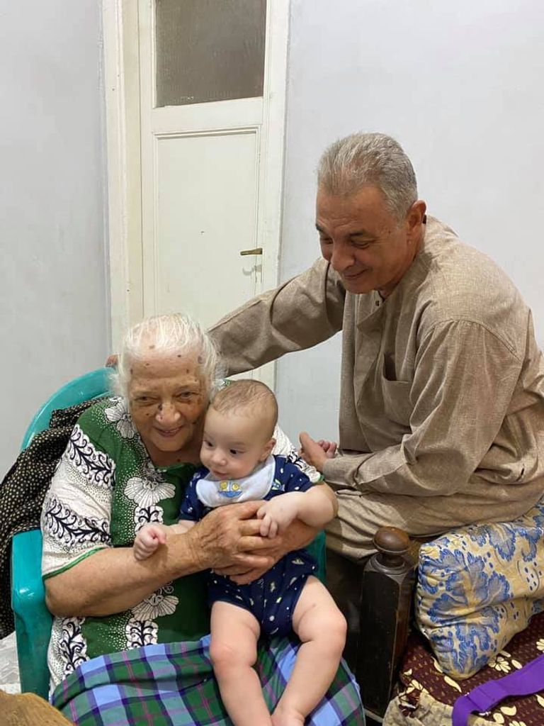 محمود حميدة مع والدته