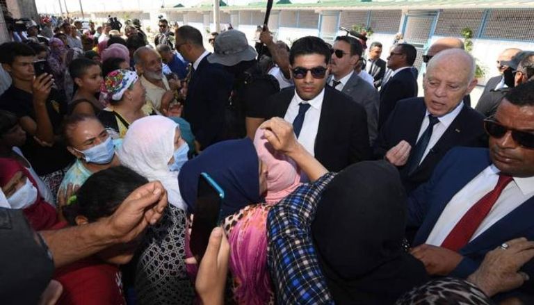 قيس سعيد خلال زيارته إلى حي هلال بالعاصمة تونس