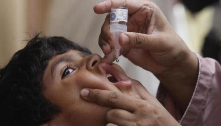 تطعيم طفل ضد الشلل - أرشيفية