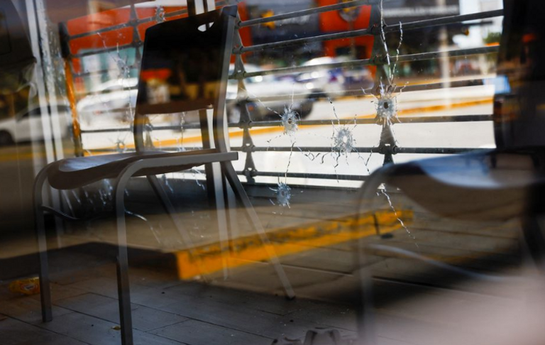 الشرطة المكسيكية بموقع الاشتباكات