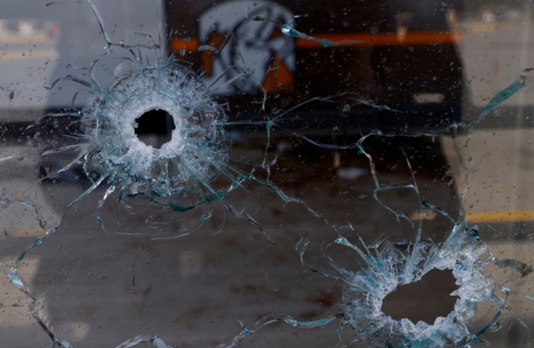 الشرطة المكسيكية بموقع الاشتباكات