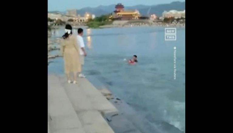 لحظة إنقاذ طفلة من الغرق في الصين
