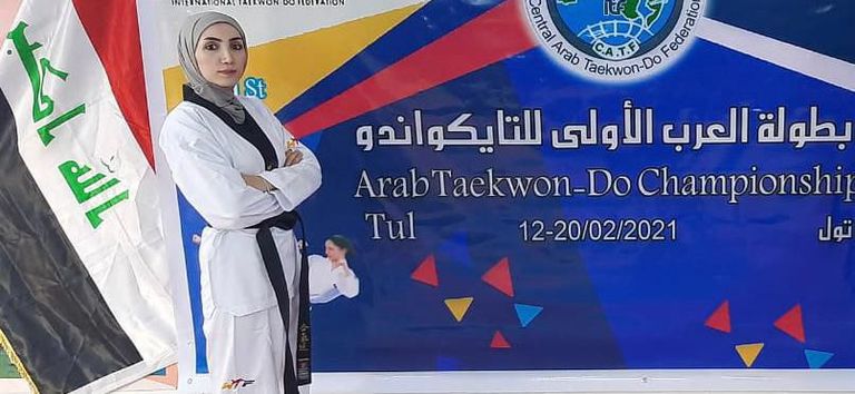 شرائح عمرية مختلفة من النساء والرجال في فريق للفنون القتالية 