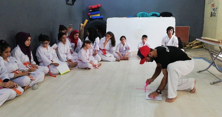 شرائح عمرية مختلفة من النساء والرجال في فريق للفنون القتالية 