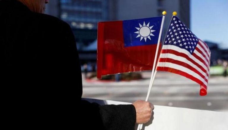 مواطن تايواني يلوح بعلمي أمريكا وتايوان- رويترز