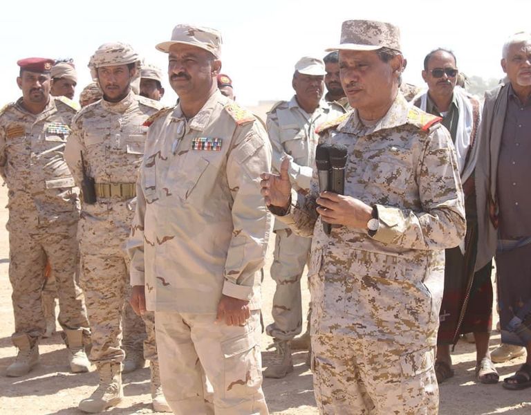 اللواء التميمي مع سلفه اللواء البحسني اللواء الركن فائز التميمي قائد المنطقة العسكرية الثانية في اليمن