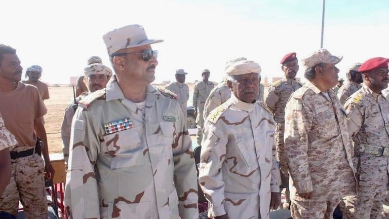 اللواء فايز التميمي مع بعض القادة العسكريين اللواء الركن فائز التميمي قائد المنطقة العسكرية الثانية في اليمن