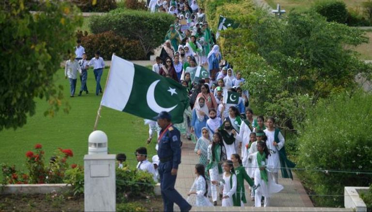 جانب من احتفال الباكستانيين بعيد الاستقلال خارج ضريح المؤسس