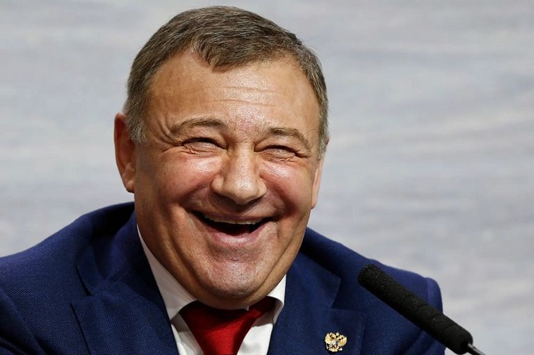 رجال ونساء حول بوتين