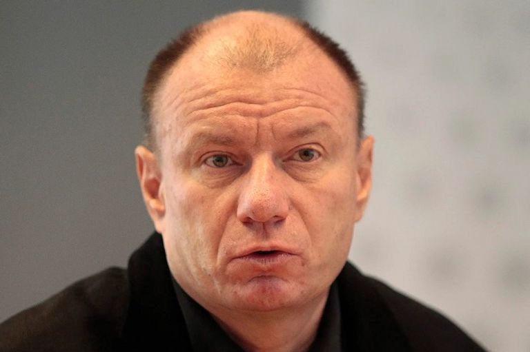 رجال ونساء حول بوتين