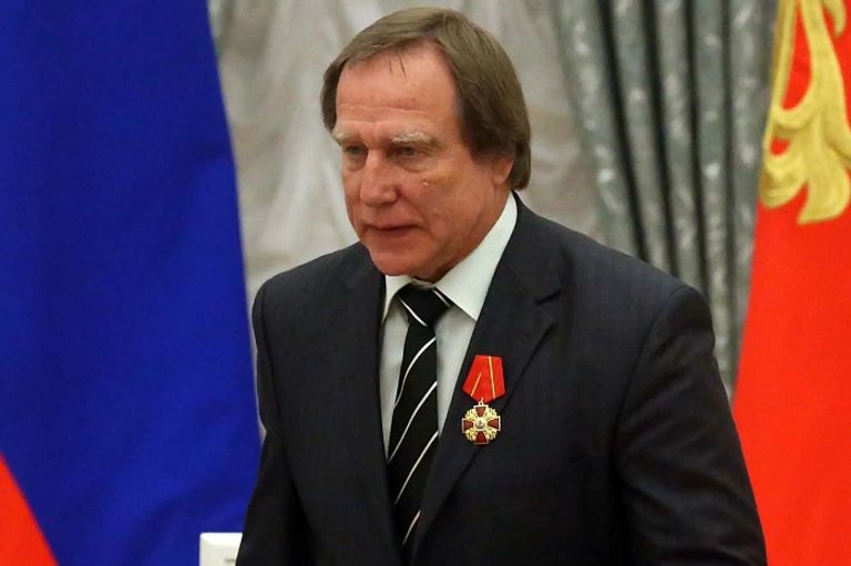 رجال ونساء حول بوتين