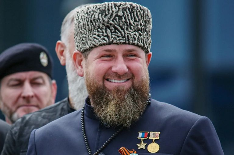 رجال ونساء حول بوتين