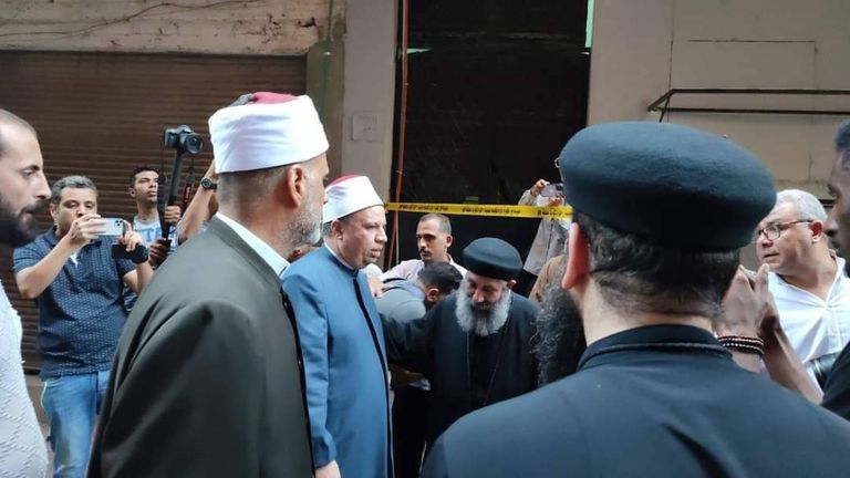 رجال الأزهر يعزون في ضحايا كنيسة إمبابة سيدة من أسر ضحايا حريق كنيسة إمبابة