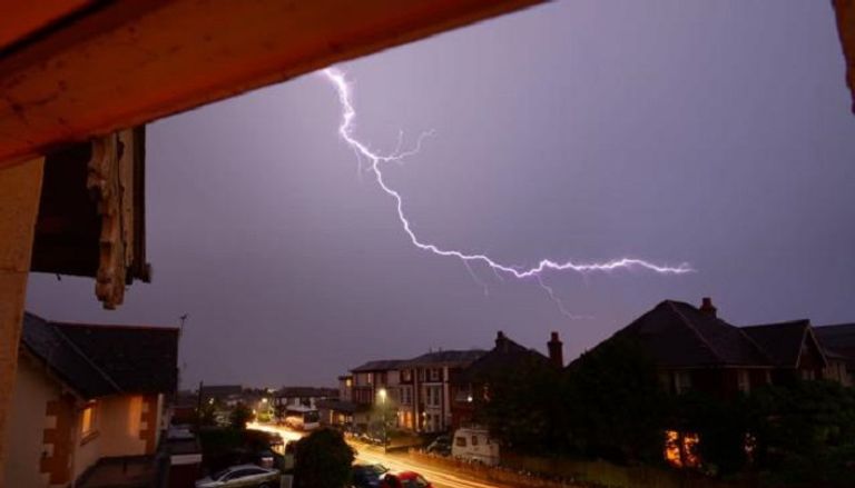 العواصف تتزامن مع موجة حر وجفاف قياسية