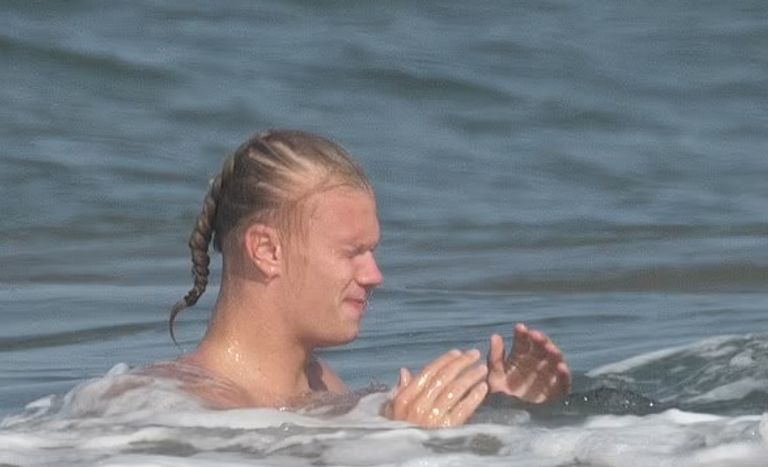 إيرلينج هالاند مهاجم مانشستر سيتي في رحلة شاطئية