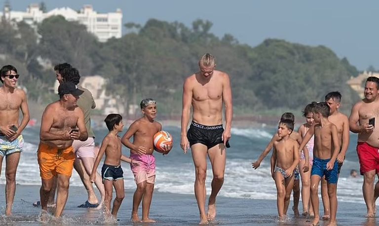 إيرلينج هالاند مهاجم مانشستر سيتي في رحلة شاطئية