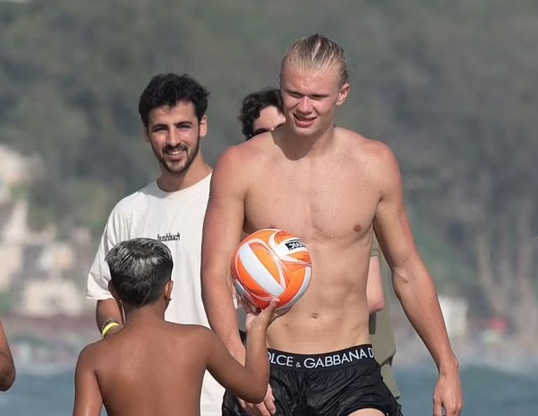 إيرلينج هالاند مهاجم مانشستر سيتي في رحلة شاطئية