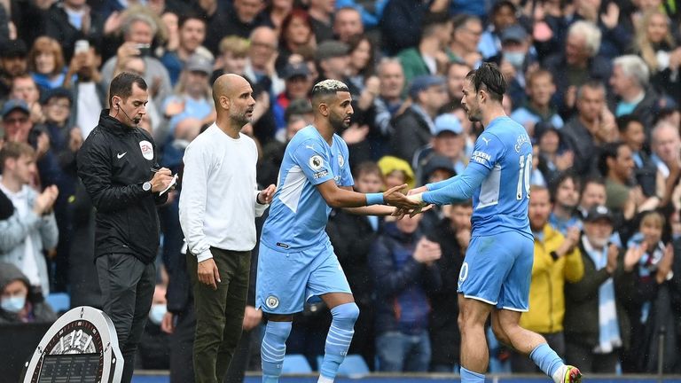 جاك جريليش ورياض محرز - صورة أرشيفية بيب جوارديولا ورياض محرز