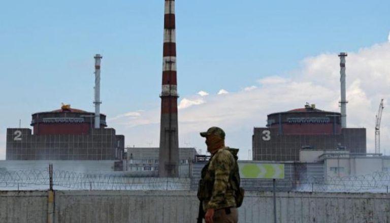 جندي روسي يقف بالقرب من محطة زابوريجيا النووية (رويترز)