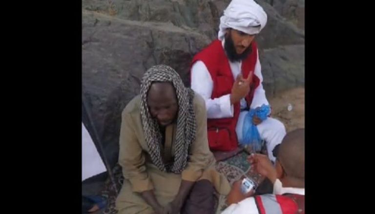 السوداني الناجي من الموت مع أعضاء فريق 