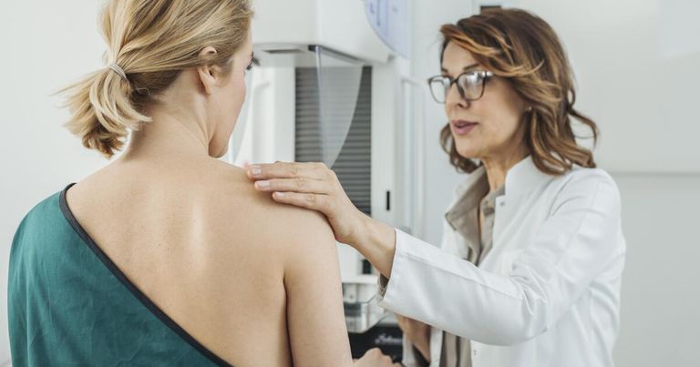 طبيبة تفحص مصابة بدمامل الثدي سيدة تعاني من ألم في صدرها