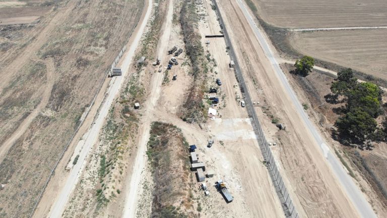 صورة فوقية لنفق حماس جندي إسرائيلي يقف على نفق لحماس