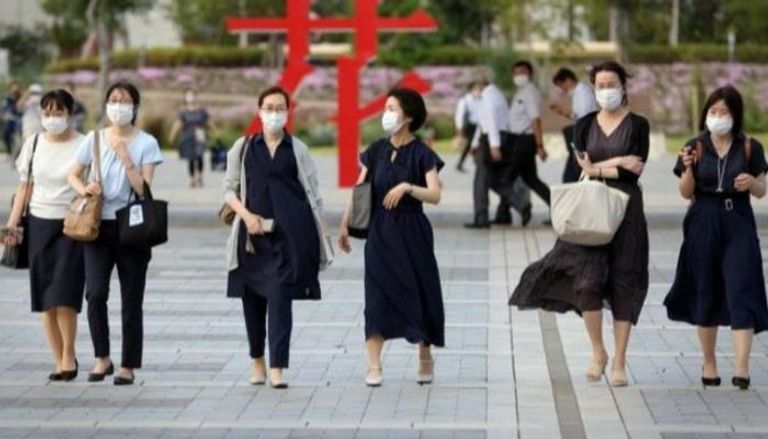 يابانيات يرتدين كمامات للوقاية من فيروس كورونا