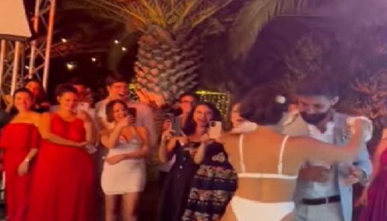 عروس البيكيني ترقص استربتيز في تونس
