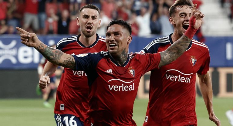 شيمي أفيلا لاعب أوساسونا ضد إشبيلية