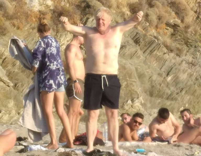 بوريس جونسون على شواطئ اليونان- ذا صن البريطانية