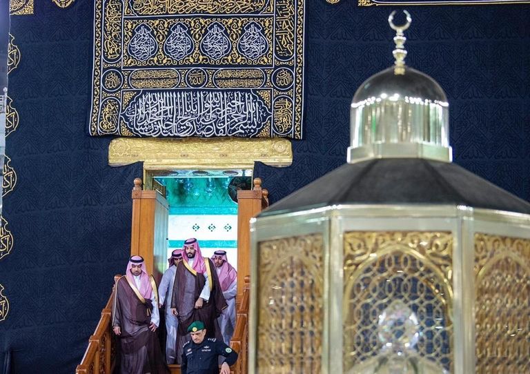 ولي العهد السعودي يشارك في غسل الكعبة