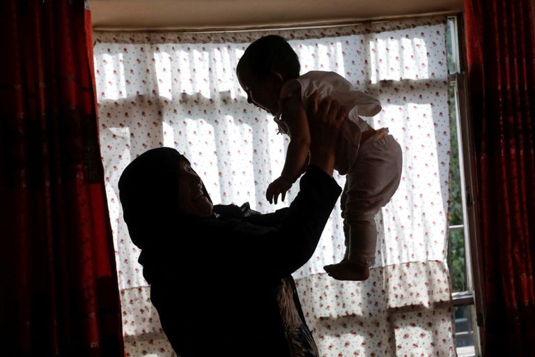 أفغانيات يبعن أطفالهن هربا من الجوع