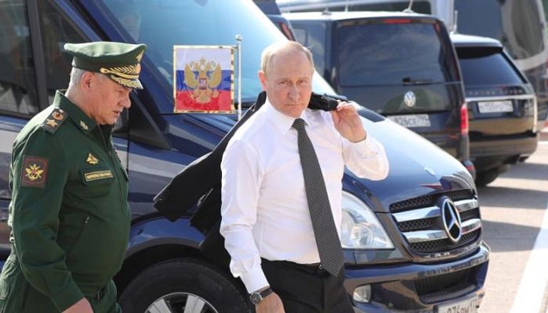 الرئيس بوتين ووزير دفاعه سيرجي شويغو- ا ف ب