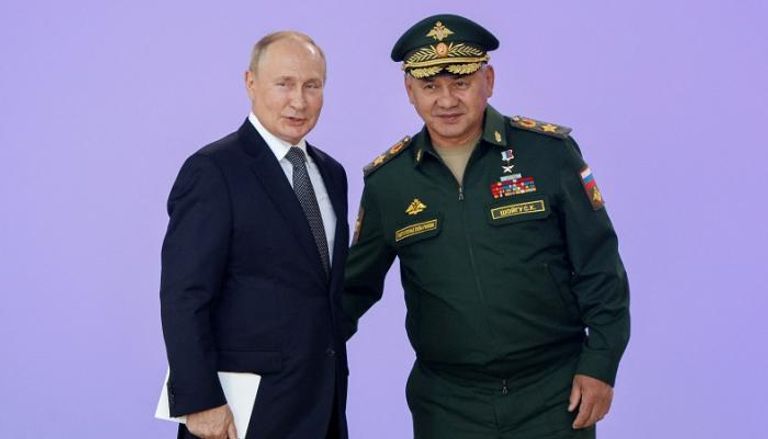 شويجو مع بوتين في مؤتمر موسكو الدولي للأمن- رويترز