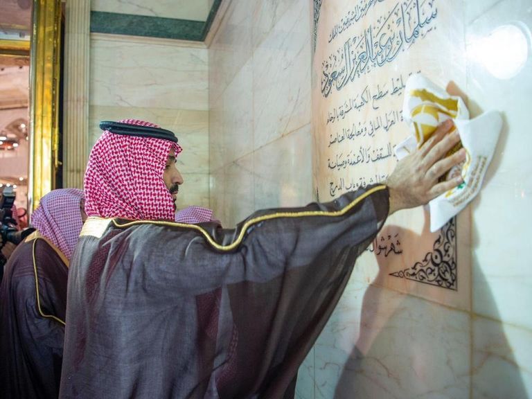 ولي العهد السعودي يشارك في غسل الكعبة