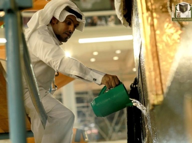 ولي العهد السعودي يشارك في غسل الكعبة
