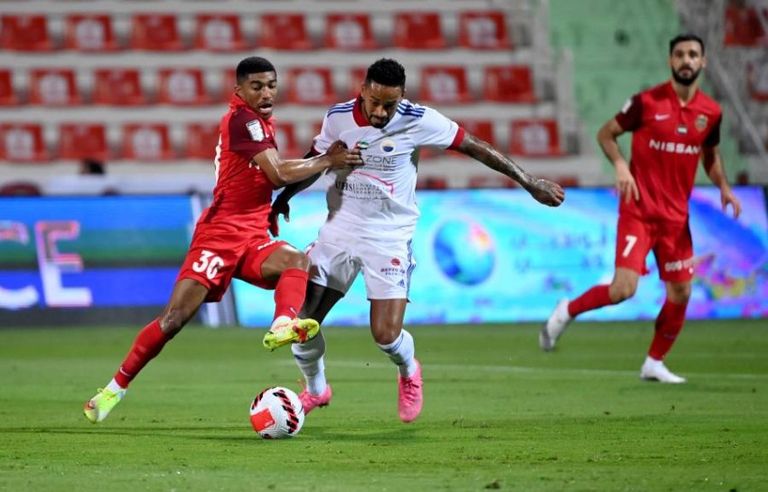 من مباراة سابقة بين شباب الأهلي والشارقة فريق العين حامل لقب الدوري الإماراتي