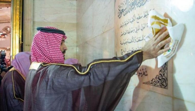 الأمير محمد بن سليمان يشارك في غسل الكعبة