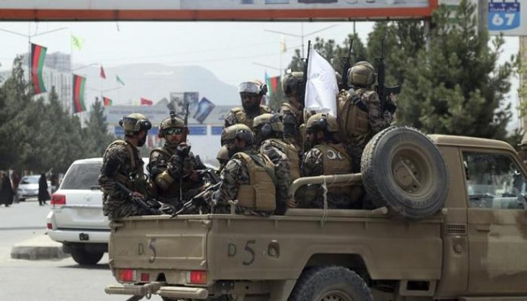 عناصر من طالبان تصل مطار حامد كرزاي بعد انسحاب القوات الأمريكية