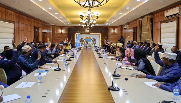 رئيس الوزراء حمزة عبدي بري خلال ترؤس الاجتماع