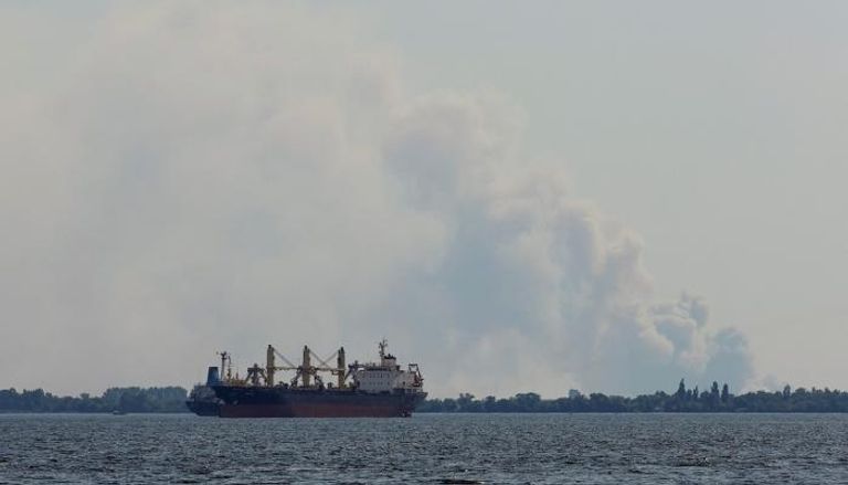 دخان وراء سفينة في نهر دنيبرو في مدينة خيرسون-رويترز