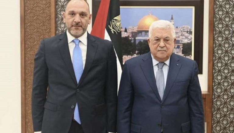 السفير الفلسطيني ببرلين ليث عرفة رفقة الرئيس عباس- أرشيفية