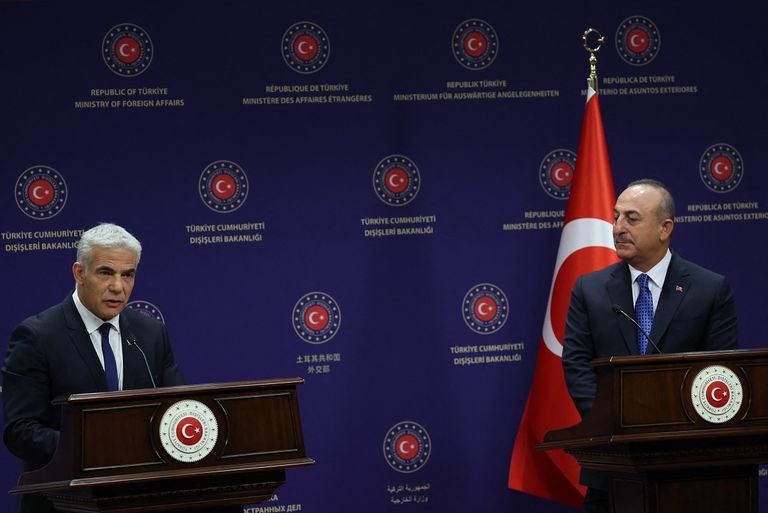 وزير الخارجية التركي مولود جاويش أوغلو ووزير الخارجية الإسرائيلي يائير لابيد تركياوصلت للتطبيع الكامل مع إسرائيل