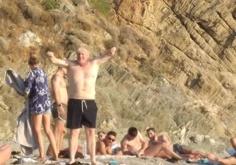 شاحنات نقل أمام المقر الرسمي لرئيس الوزراء البريطاني