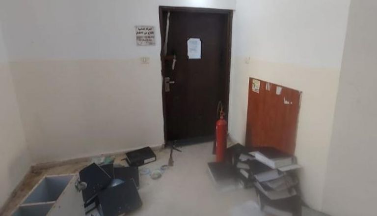 غرفة في إحدى المؤسسات بعد اقتحامها